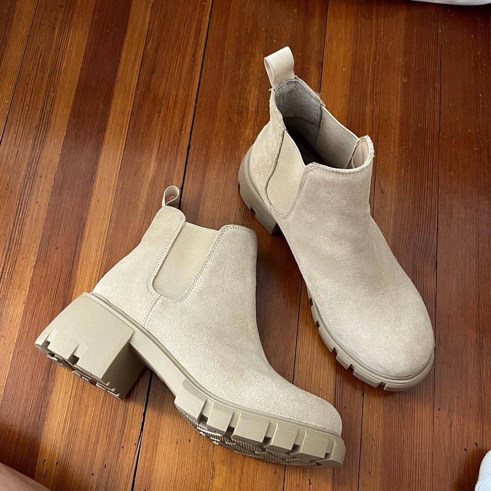NWOT Howler Beige Leather Ankle Boots